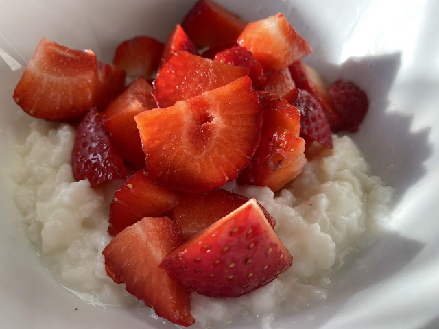 slow cooker rice pudding with strawberries